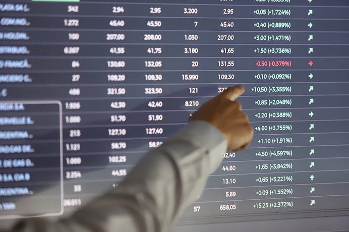La bolsa porteña se derrumbó casi 12% y los bonos, hasta 9%