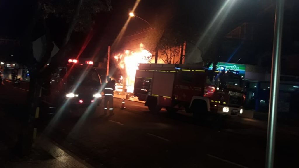 Voraz incendio consumió por completo un autoservicio céntrico de Puerto Rico