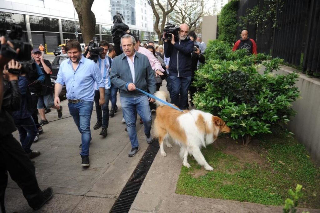 Alberto Fernández desayunó con su equipo y paseó a su perro Dylan
