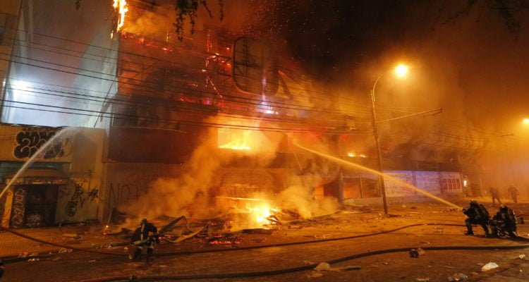 Disturbios en Chile: cinco personas murieron en un incendio en una fábrica y saquearon una distribuidora de Coca Cola