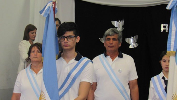 Toda una familia de abanderados y escoltas: hijo, papá y mamá son un ejemplo de esfuerzo y dedicación