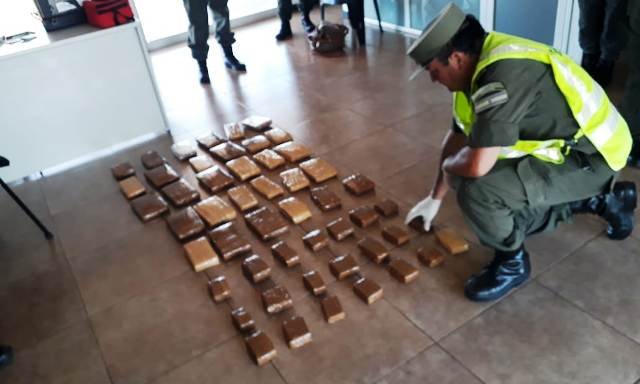 En dos operativos en la provincia, Gendarmeria incautó más de 57 kilos de marihuana y detuvo a cuatro personas