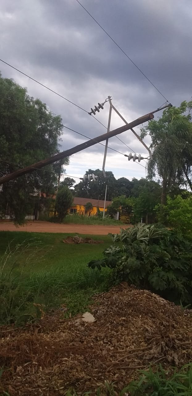 ENERGIA ELÉCTRICA: EL SERVICIO SE VIO AFECTADO DEBIDO A LA CAIDA DE POSTES DE ENERGIA DE MISIONES