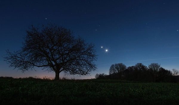 Luego de 20 años, este lunes se producirá la «Gran Conjunción de Júpiter y Saturno»