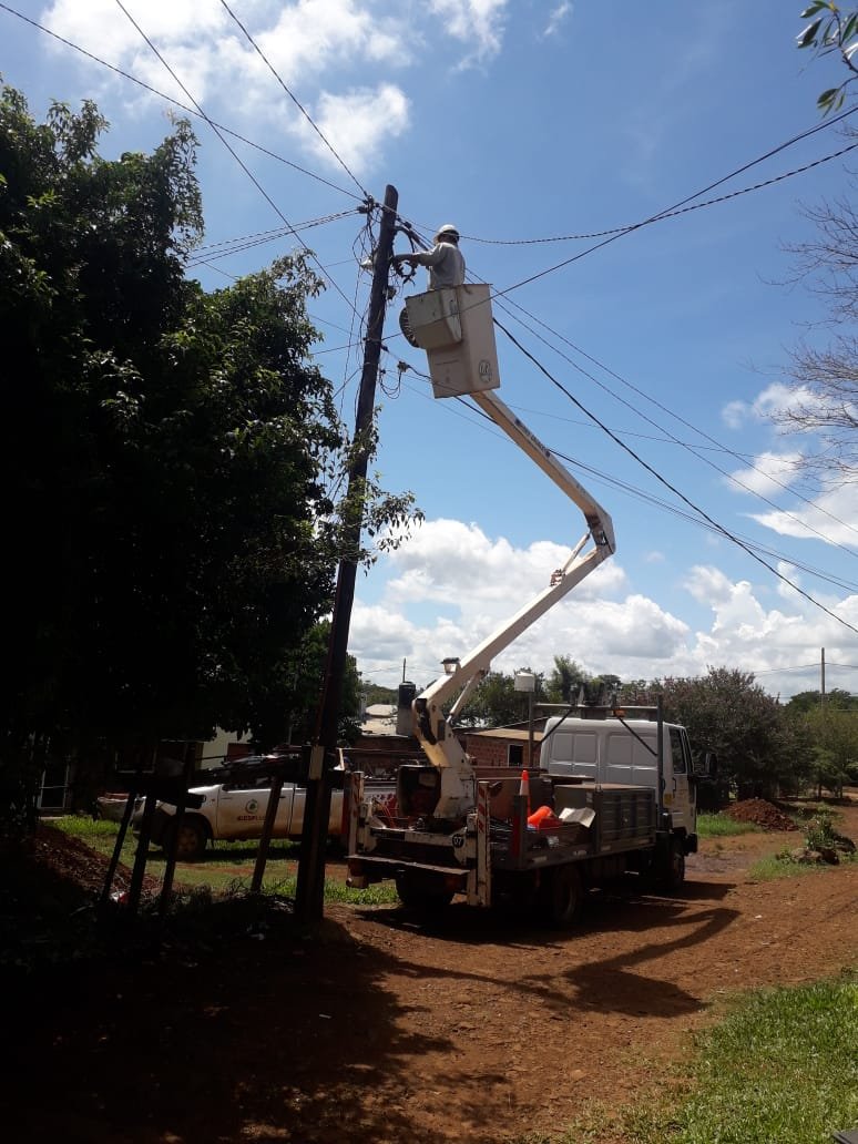 Energia Eléctrica: trabajadores del sector realizan reparaciones en el tendido